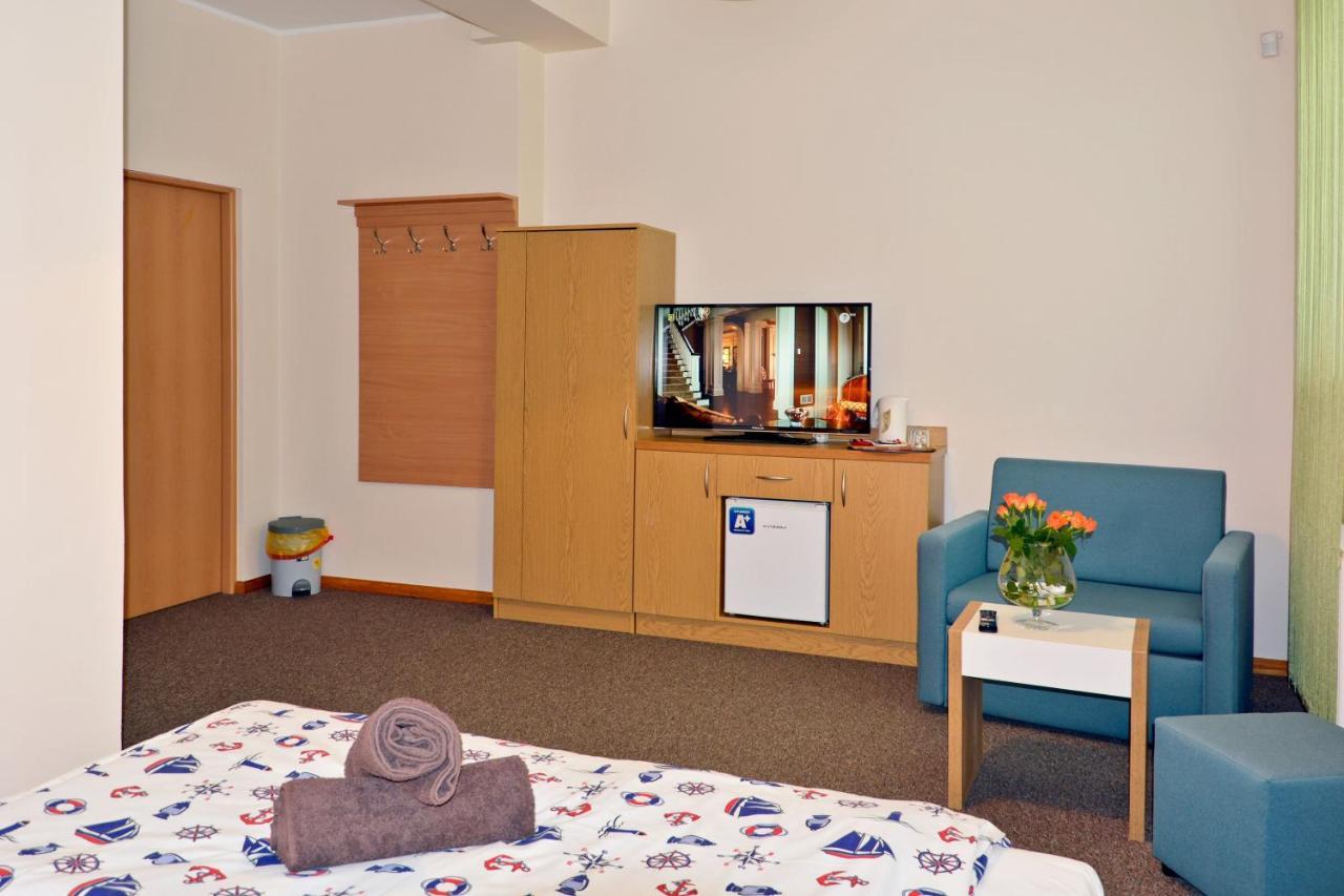 Dom Wczasowy Pod Zegarem Łeba Exteriör bild